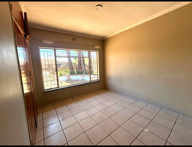 4 BEDROOM HOUSE TO LET IN VANDERBIJLPARK CE 3